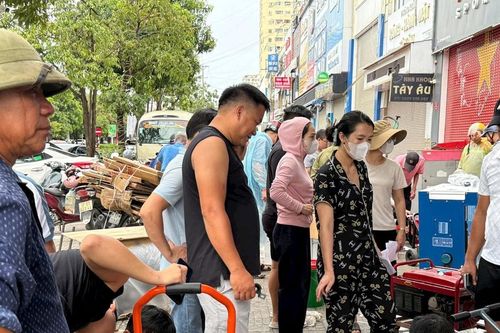 Máy phát điện 'đắt hàng' mùa mưa bão