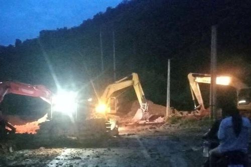Xuyên đêm khẩn trương khắc phục sạt lở Quốc lộ 16 sau bão số 5