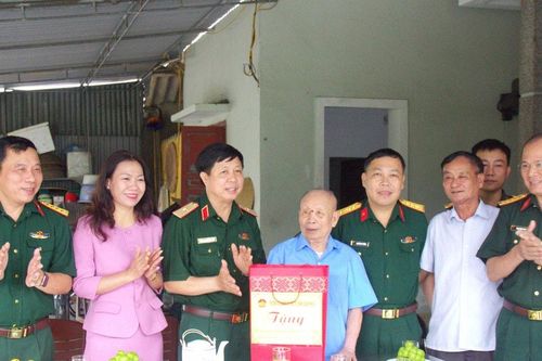 Quân khu 4 thăm, tặng quà cán bộ lão thành cách mạng, cán bộ tiền khởi nghĩa trên địa bàn tỉnh Nghệ An