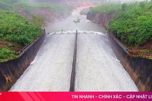 Nước vượt cao trình ngưỡng tràn, hồ Kẻ Gỗ đang xả 50 m3/giây