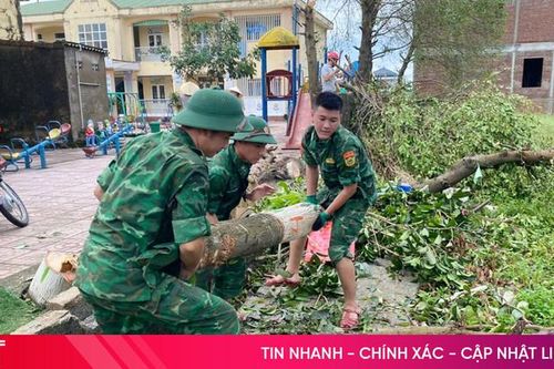 Lực lượng vũ trang Hà Tĩnh hỗ trợ trường học dọn dẹp sau bão