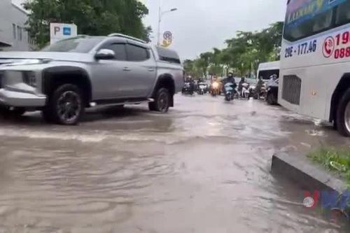 Hà Nội: Một số khu vực ùn tắc do nước còn ngập khá sâu