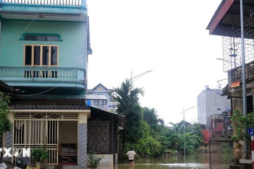 Người dân Lào Cai tất bật chạy lũ do nước sông Hồng dâng cao