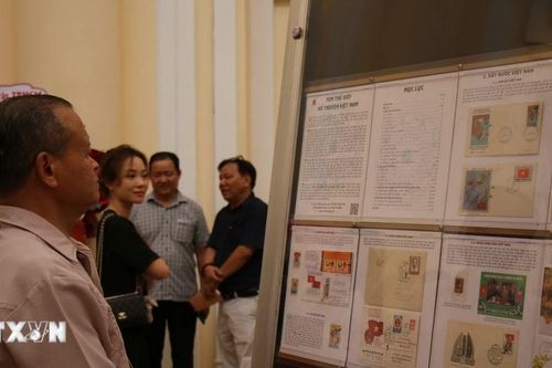 Trưng bày chuyên đề tem '80 năm Việt Nam vươn mình ra biển lớn'
