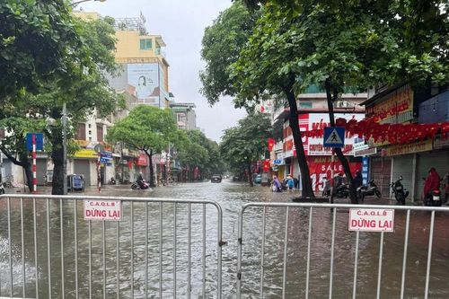 Hà Nội phân luồng giao thông các vị trí bị ngập úng sau bão số 5