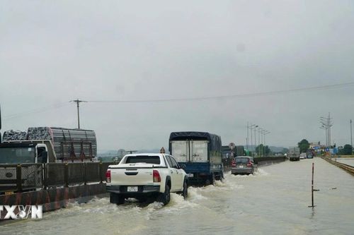 Ảnh hưởng bão số 5: Còn 49 vị trí ách tắc giao thông trên các tuyến đường bộ