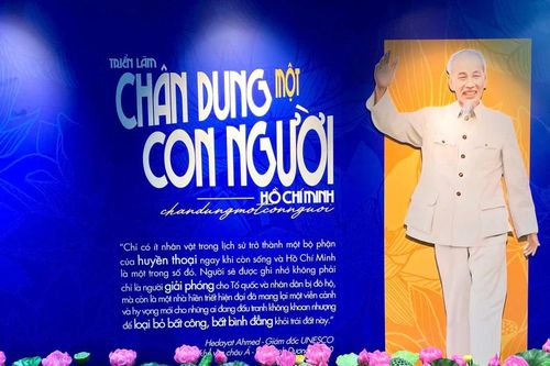 Xúc động ngắm những vật dụng giản dị tại trưng bày chuyên đề về Bác Hồ