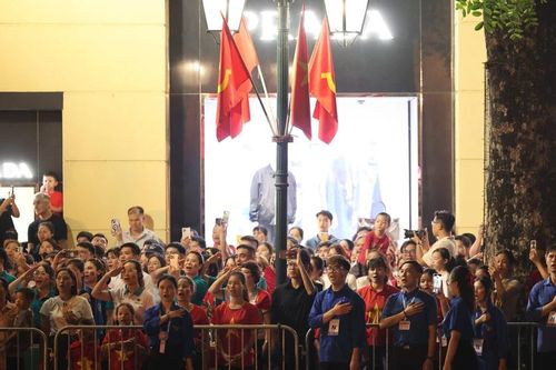 Sơ duyệt A80: Xúc động khoảnh khắc người dân đồng loạt đứng dậy hát Quốc ca