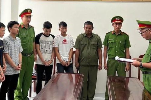 Bắt 5 đối tượng mang hung khí đuổi đánh người khác qua nhiều tuyến đường