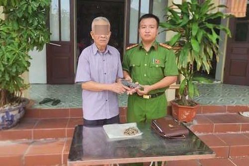 Phát hiện thứ đáng sợ khi đang đào chuối trên đê, người đàn ông lập tức giao nộp cho công an