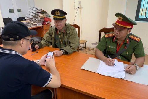 Xếp ghế 'giữ chỗ' xem diễu binh để kiếm lời, người đàn ông bị đưa lên công an phường