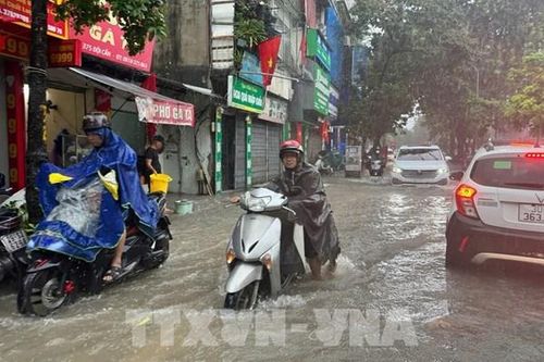 Cảnh báo ngập úng, sạt lở đất khu vực Hà Nội