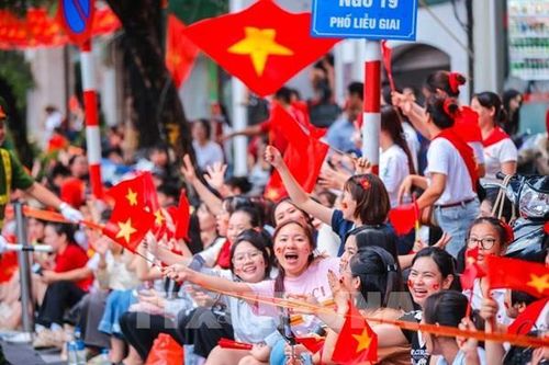 Hình ảnh người dân háo hức chờ xem sơ duyệt diễu binh, diễu hành