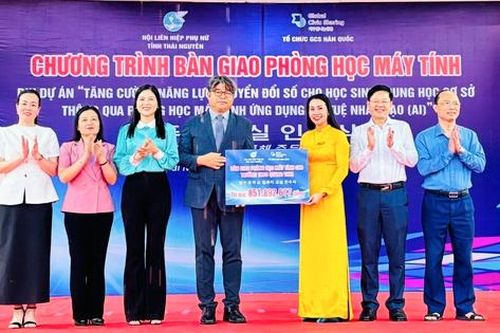 Bàn giao 35 bộ máy tính trị giá hơn 850 triệu đồng cho Trường THCS Quang Vinh