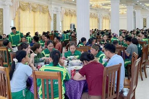 Bữa cơm nghĩa tình dành cho hàng trăm công nhân vệ sinh sau bão số 5