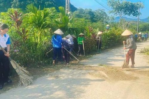 Phụ nữ Lào Cai ra quân làm sạch môi trường chào mừng 80 năm Quốc khánh 2/9