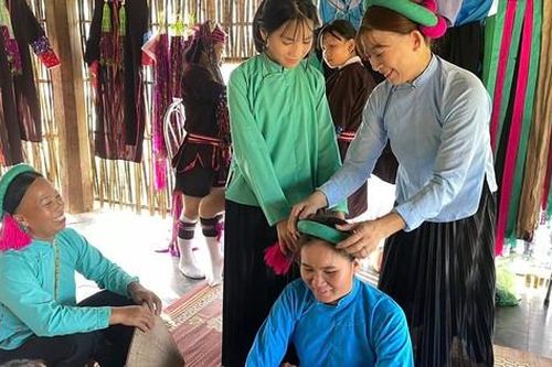 Gắn kết các thế hệ qua trang phục dân tộc truyền thống