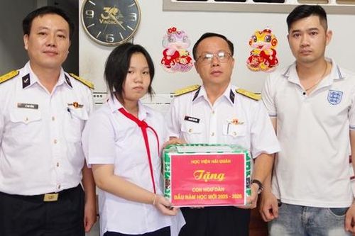 Học viện Hải quân động viên con đỡ đầu trước thềm năm học mới