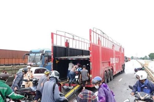 Thanh Hóa: Quốc lộ 1A nhiều đoạn ngập sâu, xe máy 'quá giang' xe tải để vượt qua