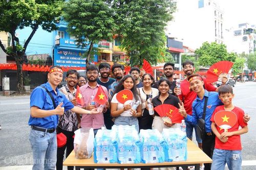 Báo Công Thương trao quà ý nghĩa, lan tỏa niềm tự hào dân tộc