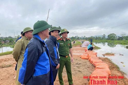 Lãnh đạo Công an tỉnh kiểm tra công tác khắc phục hậu quả bão số 5 tại xã Ba Đình và Hoa Lộc