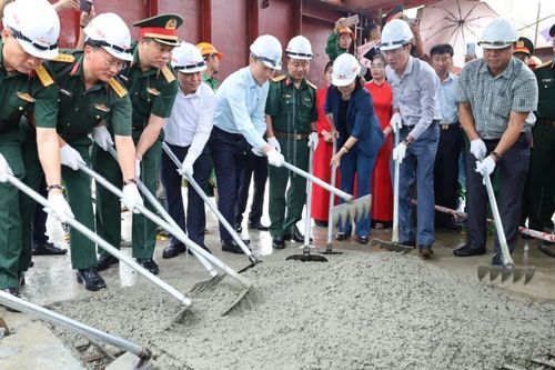 Hợp long cầu Phong Châu, hướng tới mục tiêu thông xe vào đầu tháng 10