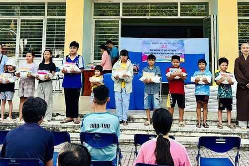 Tặng 200 suất quà cho người dân, học sinh hai xã Vĩnh Gia và Tri Tôn