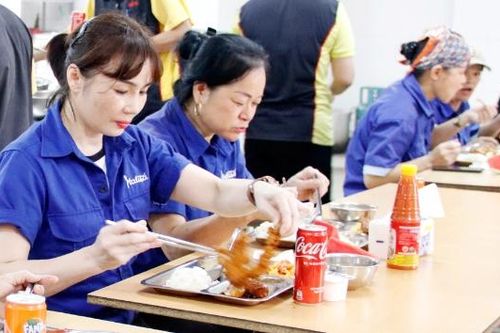 Chăm lo bữa ăn ca, chia sẻ cùng công nhân
