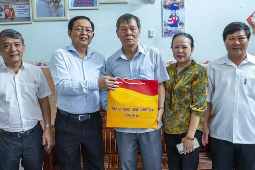 Bí thư Tỉnh ủy Hồ Quốc Dũng tri ân gia đình chính sách và người có công tiêu biểu tại phường Quy Nhơn