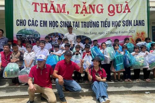 Tặng 200 suất quà cho học sinh khó khăn ở xã Sơn Lang
