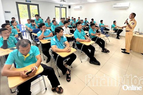 Tuyên truyền pháp luật về trật tự an toàn giao thông cho lái xe taxi Xanh SM