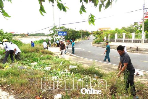 Xã Vạn Ninh: Hơn 100 người tham gia hoạt động bảo vệ môi trường
