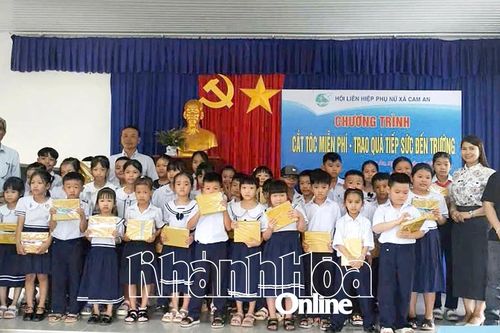 Hội Liên hiệp Phụ nữ xã Cam An: Tổ chức chương trình cắt tóc miễn phí và trao quà tiếp sức đến trường