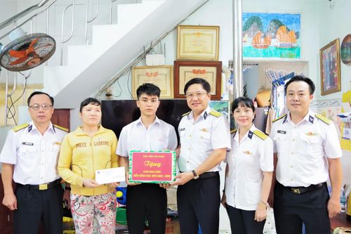 Học viện Hải quân thăm, tặng quà con ngư dân nhận đỡ đầu