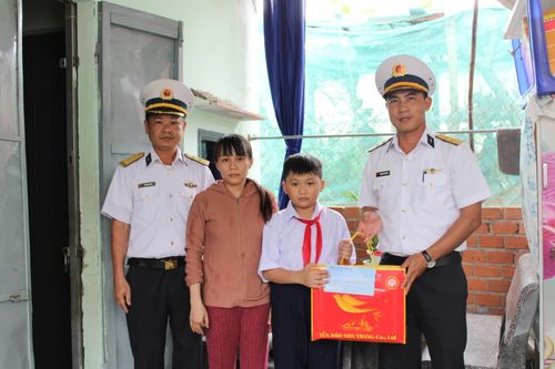 Lữ đoàn 954 thăm, tặng quà con ngư dân nhận đỡ đầu