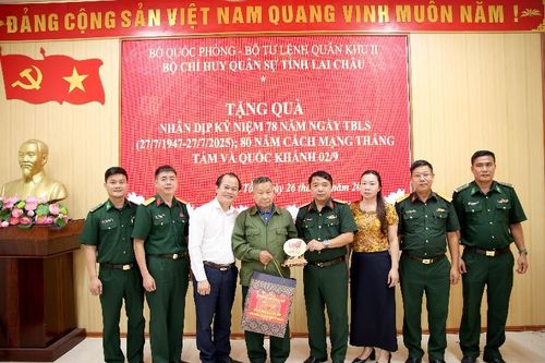 Thăm, tặng quà Anh hùng lực lượng vũ trang Lừu A Phừ