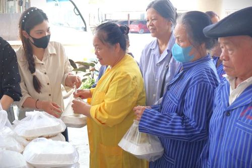 Bữa ăn ấm lòng người bệnh
