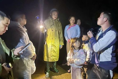 Lào Cai: Xuyên đêm hỗ trợ người dân di chuyển đến nơi an toàn