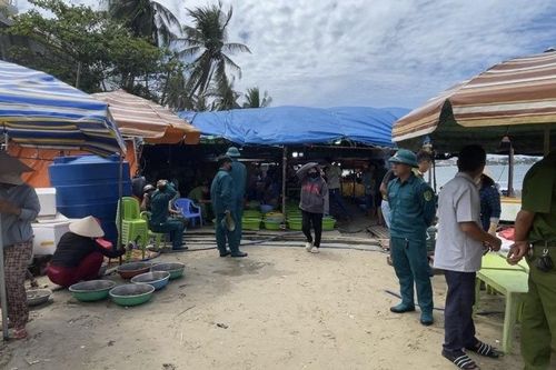 Tháo dỡ hàng loạt lều quán dựng trái phép ven biển Mũi Né