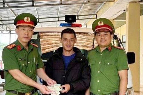 Công an xã Kiến Đức trao trả ví tiền và giấy tờ cho người dân đánh rơi