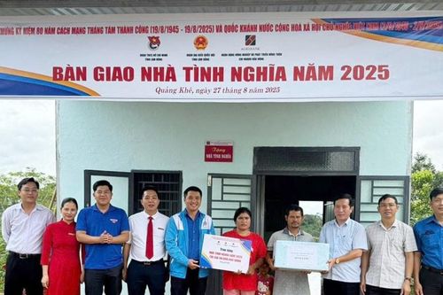 Bàn giao nhà tình nghĩa cho các gia đình khó khăn
