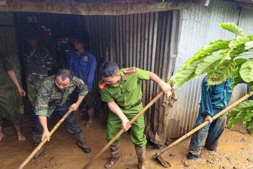 Công an Quảng Tân hỗ trợ người dân khắc phục hậu quả sau mưa bão