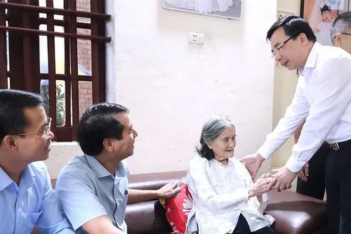 Phó Bí thư Tỉnh ủy Bùi Huy Vĩnh thăm, tặng quà cán bộ lão thành cách mạng