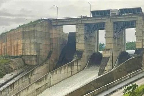 Đóng tràn xả lũ hồ chứa nước Cánh Tạng