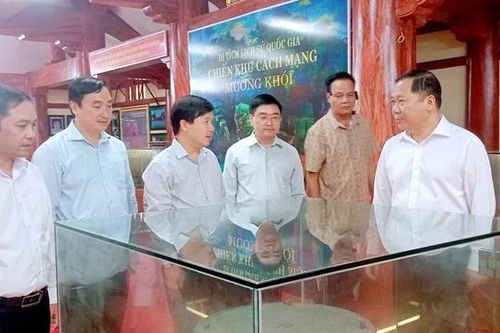 Phó Bí thư Thường trực Tỉnh ủy Nguyễn Phi Long thăm chiến khu Mường Khói và tặng quà cán bộ tiền khởi nghĩa