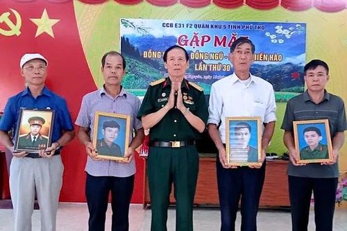 Phục dựng và trao tặng 340 di ảnh cho thân nhân, gia đình liệt sĩ