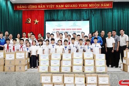 Nhà xuất bản Cánh Diều trao tặng 12.883 cuốn sách giáo khoa cho học sinh