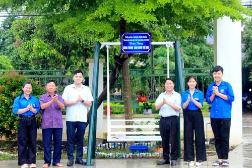 Khánh thành sân chơi thiếu nhi và trao tặng quà tại xã Sơn Thủy