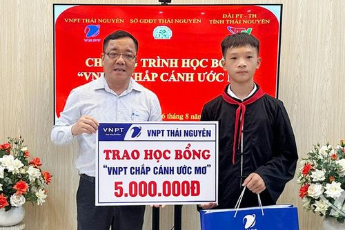 Trao học bổng cho học sinh nghèo vượt khó