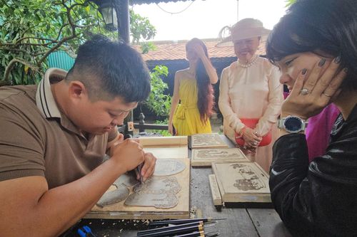 Trải nghiệm chế tác mộc bản làng nghề Thanh Liễu ở Huế